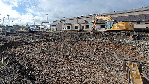 Na plo�e, kde bude nov� servisn� hala v budoucnu st�t, u� za�aly prvn� zemn� pr�ce. Stavb� ustoup� i sta�i�k� objekt, v n�m� b�valy kancel��e, d�lny a sklady.