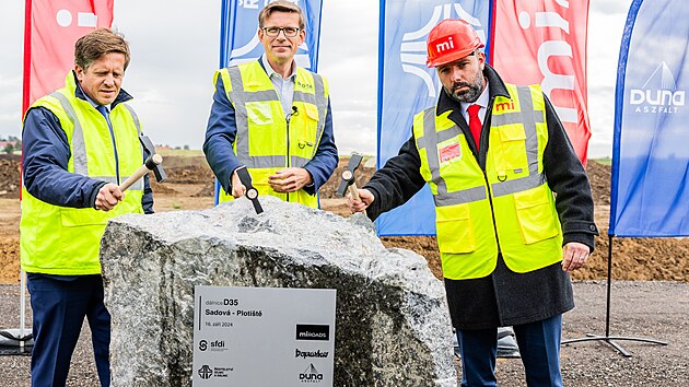 Stavbu novho seku dlnice D35 u Hradce Krlov oficiln zahjil i ministr dopravy Martin Kupka.