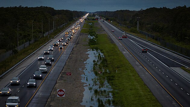 Lid� prchaj� od z�padn�ho pob�e�� p�ed p��chodem hurik�nu Milton. (8. ��jna 2024)