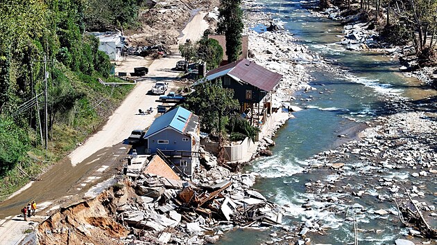 Znien domy v Bat Cave v Severn Karoln po zplavch zpsobench huriknem Helene (8. jna 2024)