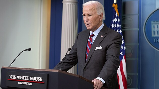 Prezident Joe Biden pekvapil pchodem na tiskovou konferenci vedenou mluv Blho domu Karine Jean-Pierre.(4. jna 2024)
