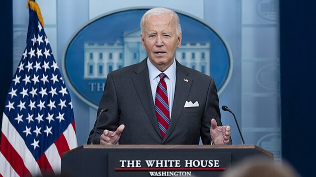 Prezident Joe Biden pekvapil pchodem na tiskovou konferenci vedenou mluv Blho domu Karine Jean-Pierre.(4. jna 2024)