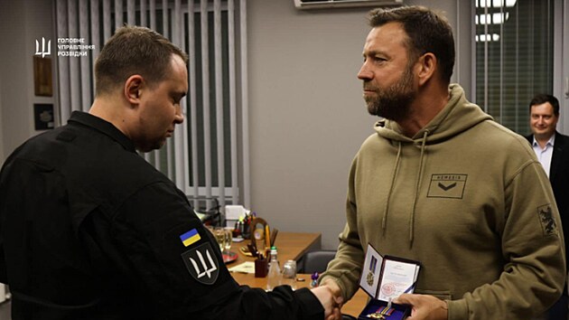 �éf ukrajinské rozv�dky p�edává ocen�ní Janu Veverkovi.