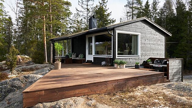 Chatu postavili prarodi�e, po mamince ji p�evzala dcera s man�elem, kter� se t��, jak si chatu u�ij� i s miminkem. Nov� terasa a nov� velk� okna chat� prosp�la. Nov� je v�ak i obklad chaty, kter� na stavbu dorazil v podob� palubek, u� namo�en�ch a o�et�en�ch proti pl�sn�m.