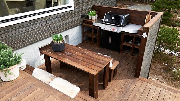 Letn� kuchy� vyu��v� na sezen� i schody terasy.