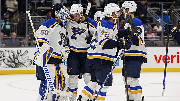 Radek Faksa (druh zleva) ze St. Louis dkuje po vtznm zpase branki Jordanu Binningtonovi.