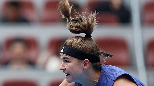 Karol�na Muchov� ve �tvrtfin�lov�m duelu s Arynou Sabalenkovou na turnaji v Pekingu.