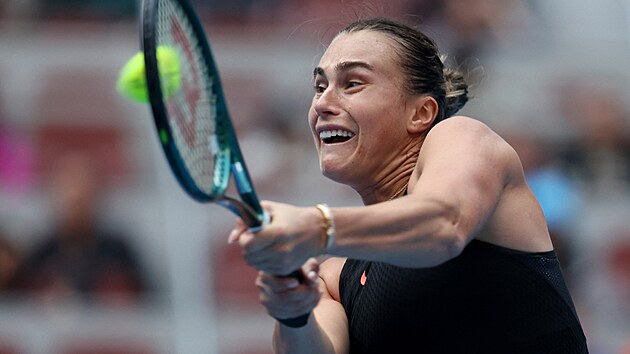 Aryna Sabalenkov� ve �tvrtfin�lov�m duelu s Karol�nou Muchovou na turnaji v Pekingu.