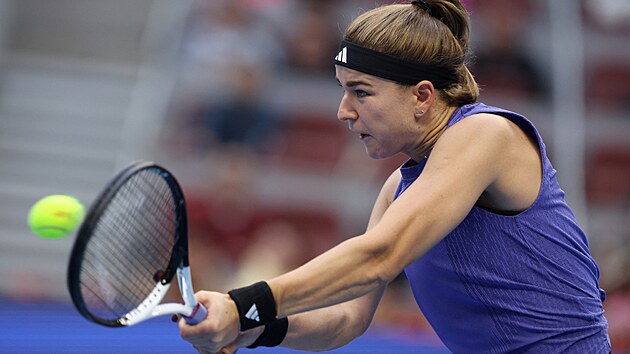 Karol�na Muchov� ve �tvrtfin�lov�m duelu s Arynou Sabalenkovou na turnaji v Pekingu.