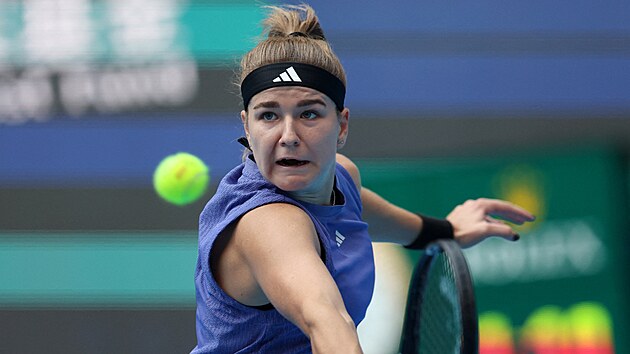 Karol�na Muchov� ve �tvrtfin�lov�m duelu s Arynou Sabalenkovou na turnaji v Pekingu.