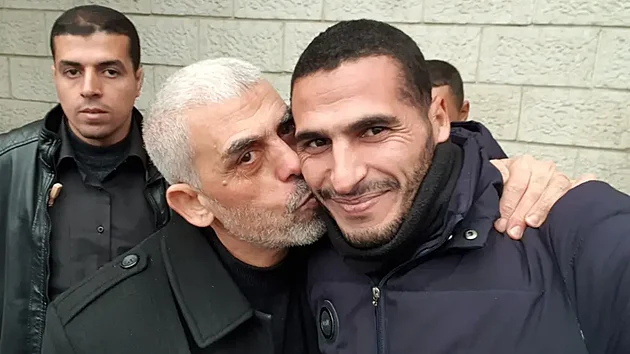 Fotograf Hassan Eslaiah, kter�ho l�b� velitel Ham�su Jahj� Sinv�r. Fotku publikoval v roce 2020.