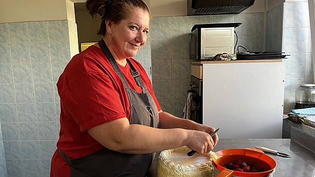 Majitelka karlovarsk cukrrny Cakepoint Jana Bystick pi vrob vech svch dort a zkusk pouv suroviny od loklnch dodavatel a farm. (4. jna 2024)