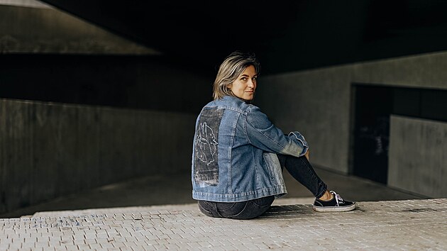 Jitka Tomanov se do rodnch Karlovch Var vrtila ped necelmi devti lety. Dnes je vyhledvanou ilustrtorkou, vtvarnic i produkn kulturnch a designovch akc.