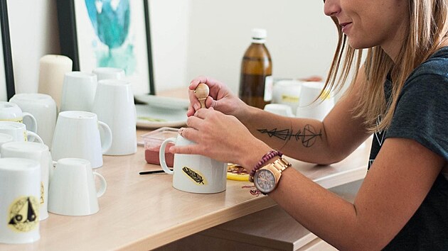 Jitka Tomanov se do rodnch Karlovch Var vrtila ped necelmi devti lety. Dnes je vyhledvanou ilustrtorkou, vtvarnic, i produkn kulturnch a designovch akc.