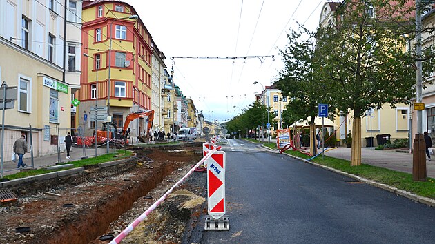 st Hlavn tdy v Marinskch Lznch je v souasnosti rozkopan a jej oprava znan komplikuje dopravu ve mst. (1. jna 2024)