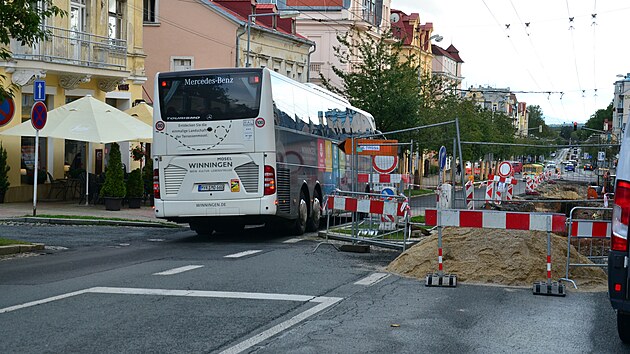 st Hlavn tdy v Marinskch Lznch je v souasnosti rozkopan a jej oprava znan komplikuje dopravu ve mst. (1. jna 2024)