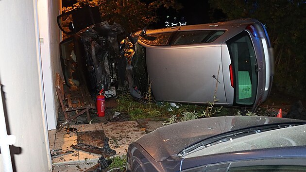 Opil idi v Novch Zmcch na Olomoucku nezvldl jzdu, vyjel ze silnice a narazil do zaparkovanho auta a domu.