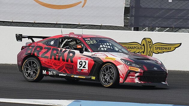 Herec Keanu Reeves debutoval v automobilov�m z�vodu Toyota GR Cup na slavn�m...