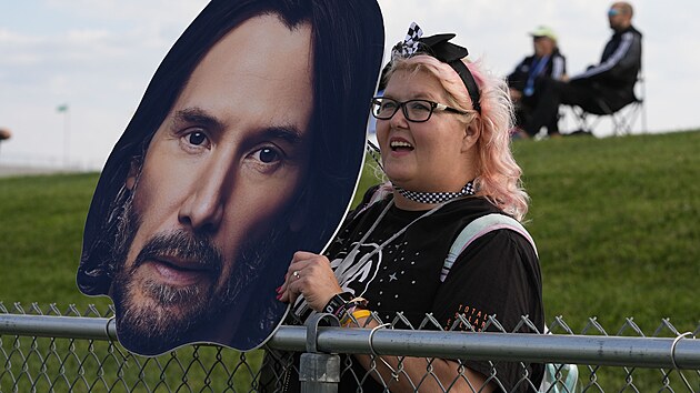 Fanou�ci sleduj� j�zdu herce Keanu Reevese, kter� debutoval v automobilov�m z�vodu Toyota GR Cup na okruhu v Indianapolis. (5. ��jna 2024)