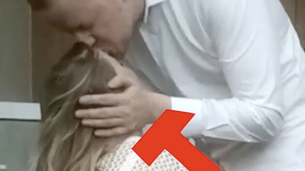 Ruskou sttn dumou otsl sexuln skandl. Na internet toti uniklo video, ve kterm si komunistick poslanec Denis Parfjonov uv s prostitutkou. (3. jna 2024)