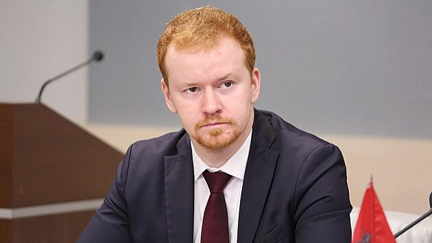 Ruskou sttn dumou otsl sexuln skandl. Na internet toti uniklo video, ve kterm si komunistick poslanec Denis Parfjonov uv s prostitutkou. (3. jna 2024)