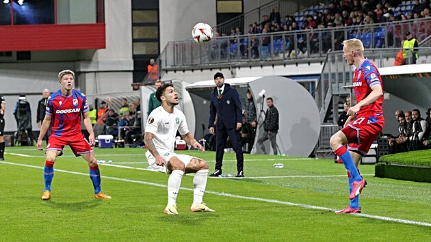 Plze�ský stoper Václav Jemelka (vpravo) odvrací mí� v utkání s Ludogorcem.