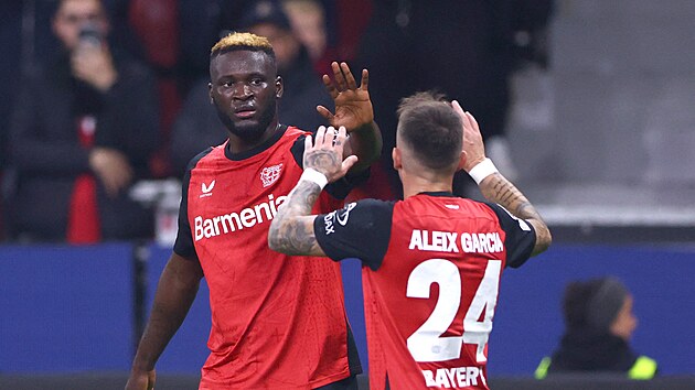 Victor Boniface (vlevo) slav� se spoluhr��i g�l do st�� AC Mil�n.