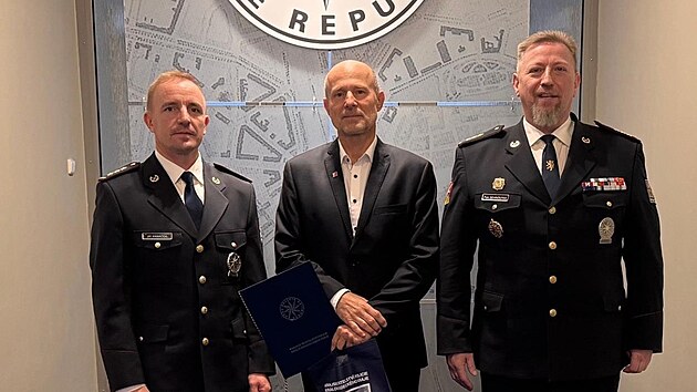 Krlovhradeck krajsk policejn editel Petr Sehnoutka podkoval Ondeji Vatkovi za pomoc pi zchran cyklistky pokousan psem i jej dcery.