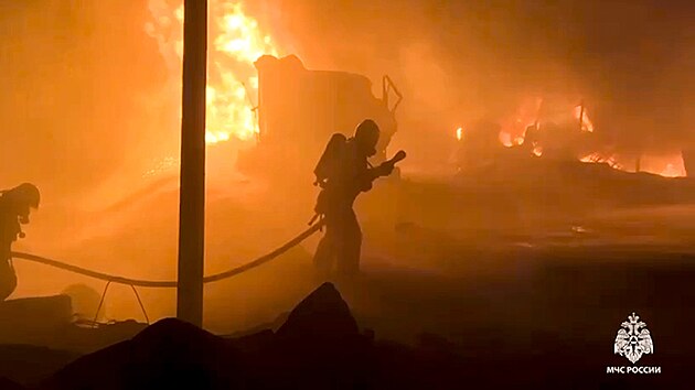 Ve skladu pohonn�ch hmot v Permsk�m kraji na v�chod� evropsk� ��sti Ruska vypukl po��r. Hasi�i likviduj� ohe� na plo�e 10 000 metr� �tvere�n�ch. (4. ��jna 2024)