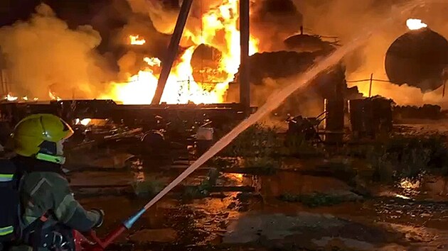 Ve skladu pohonn�ch hmot v Permsk�m kraji na v�chod� evropsk� ��sti Ruska vypukl po��r. Hasi�i likviduj� ohe� na plo�e 10 000 metr� �tvere�n�ch. (4. ��jna 2024)