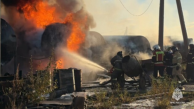 Ve skladu pohonn�ch hmot v Permsk�m kraji na v�chod� evropsk� ��sti Ruska vypukl po��r. Hasi�i likviduj� ohe� na plo�e 10 000 metr� �tvere�n�ch. (4. ��jna 2024)