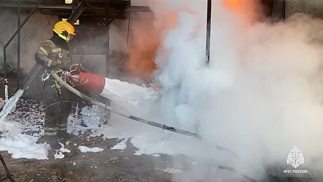 Ve skladu pohonn�ch hmot v Permsk�m kraji na v�chod� evropsk� ��sti Ruska vypukl po��r. Hasi�i likviduj� ohe� na plo�e 10 000 metr� �tvere�n�ch. (4. ��jna 2024)