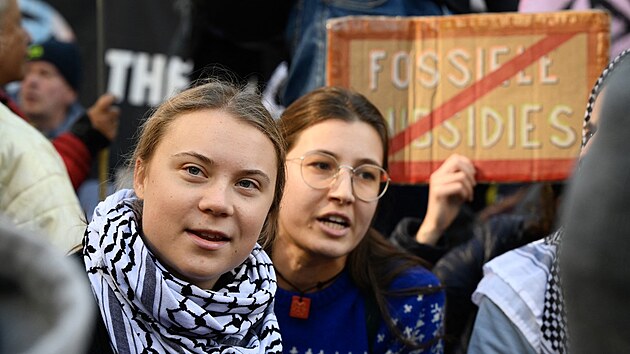 vdsk aktivistka Greta Thunbergov se skupinami United for Climate Justice a Extinction Rebellion v rmci demonstrace proti dotacm Evropsk unie na fosiln paliva blokovala dleitou silnici v Bruselu. Policie je zatkla. (5. jna 2024)