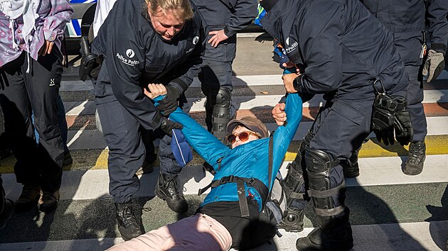 vdsk aktivistka Greta Thunbergov se skupinami United for Climate Justice a Extinction Rebellion v rmci demonstrace proti dotacm Evropsk unie na fosiln paliva blokovala dleitou silnici v Bruselu. Policie je zatkla. (5. jna 2024)