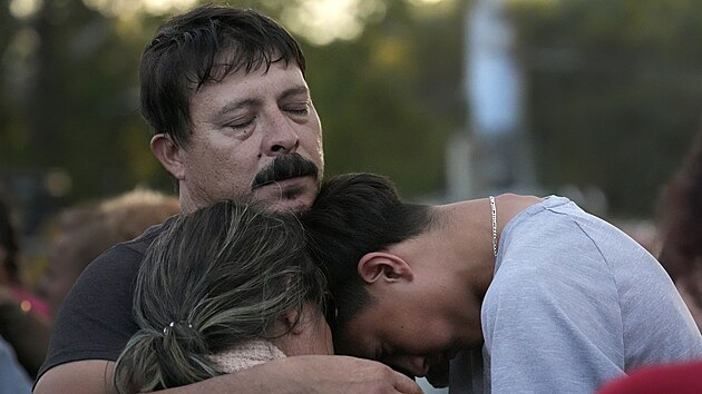 Ameri�ani ve st�t� Tennessee truchl� za ob�ti ni�iv�ho hurik�nu Helene. (3. ��jna 2024)