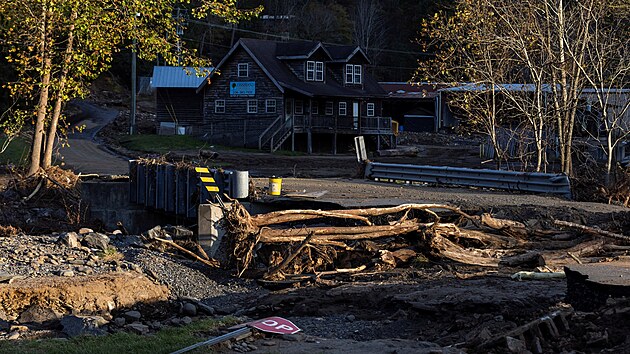 Hurik�n Helene zanechal v Crestonu v Severn� Karol�n� spou��. (5. ��jna 2024)