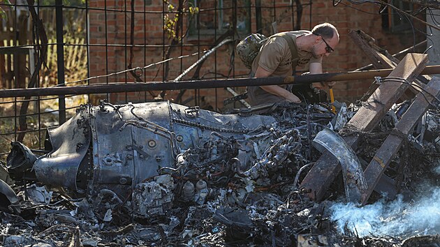 V ukrajinské Kosťantynivce dopadl pravděpodobně sestřelený ruský experimentální bezpilotní letoun S-70 Ochotnik,  který má - vybaven vlastní výzbrojí - sloužit jako doprovod pilotovaných bojových letounů a rozšiřovat jejich možnosti. (5. října 2024)