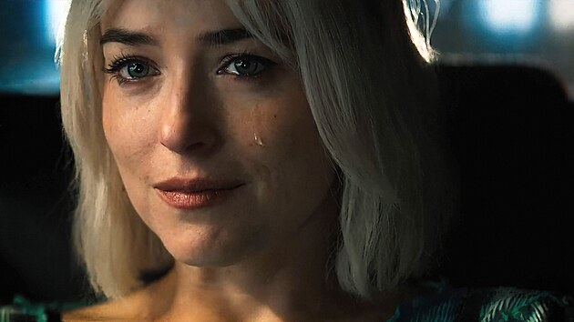 Dakota Johnsonová jako pasa�érka Girlie ve filmu Dadio (Tatík)