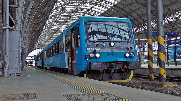 Motorov� jednotka 845.204 spole�nosti Arriva ve stanici Praha hlavn� n�dra��
