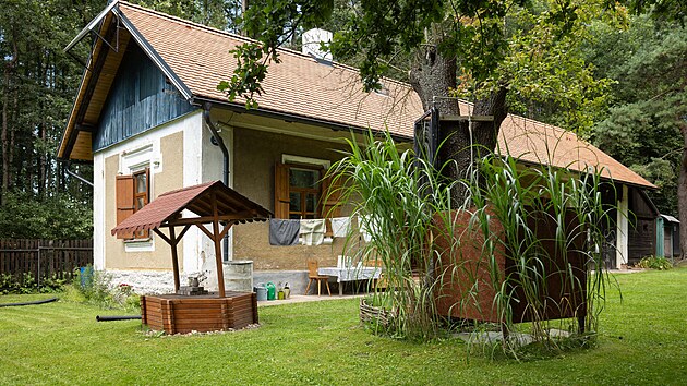 B�val� h�jenka stoj� uprost�ed lesa na m�tince.