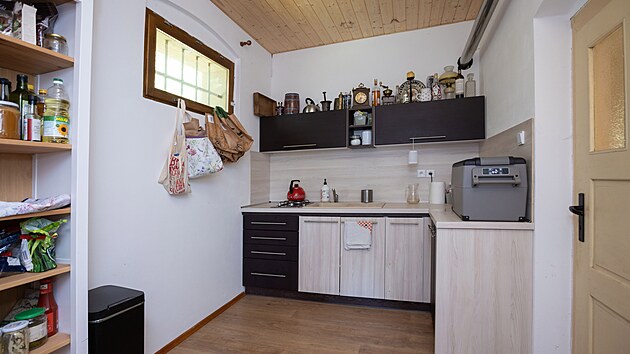 Kuchy�ka je velmi mal� a prost�.