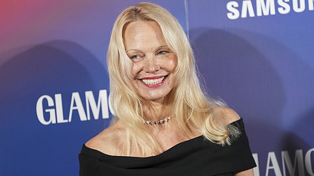 Pamela Andersonov� na ud�len� cen Glamour Women of the Year v Lond�n� (1. ��jna 2024)