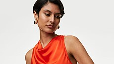 Slavnostní hedvábné aty v tmav oranové barv z vás uiní královnu veera a...