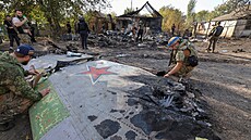 Ukrajin�tí vojáci ohledávají trosky nového ruského dronu S-70 Ochotnik u m�sta...