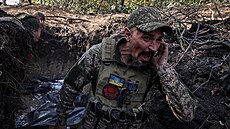 Ukrajinský d�lost�elec z 15. brigády Národní gardy �Kara-Dag� na front� u m�sta...
