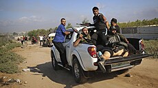 Palestin�tí teroristé na cest� do Pásma Gazy s t�lem Shani Loukové, dívky s...