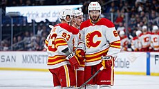 Daniil Miromanov z Calgary oslavuje svj gól, gratuluje mu i Martin Frk (vlevo).