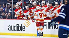 Martin Frk p�ijímá gratulace ke gólu.