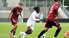 Benjamin Boakye ze Stuttgartu utíká obran Sparty v utkání Youth League.