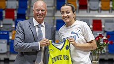 Generální mana�er Marek Ku�era a basketbalistka Gabriela And�lová na tiskové...